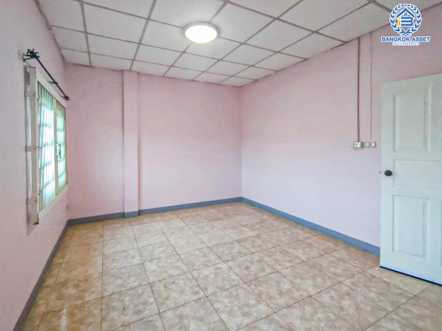 ทาวน์เฮ้าส์มือสองย่านนนทบุรี ม.ศุธาวัลย์ บางกรวย-ไทรน้อย เนื้อที่ 17.6 ตร.ว. ฟังก์ชัน 3 ห้องนอน 1 ห้องน้ำ 1 ที่จอดรถ บนทำเลเยี่ยม เชื่อมต่อถ.ราชพฤกษ์ ถ.กาญจนาภิเษก และถ.รัตนาธิเบศร์ เพียง 3 นาทีถึง MRT "สถานีบางพลู" ใกล้จุดขึ้นทางด่วน "กาญจนาภิเษก"